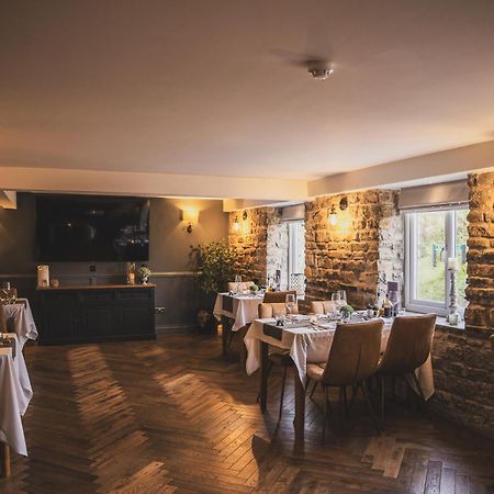 Crossways Hotel Wells Exterior foto The restaurant at The Old Stamp House