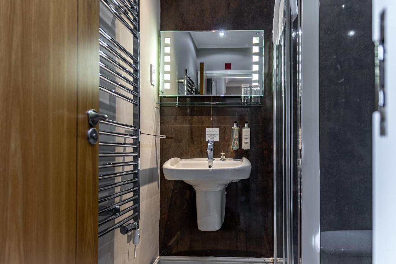 Crossways Hotel Wells Exterior foto A wet room