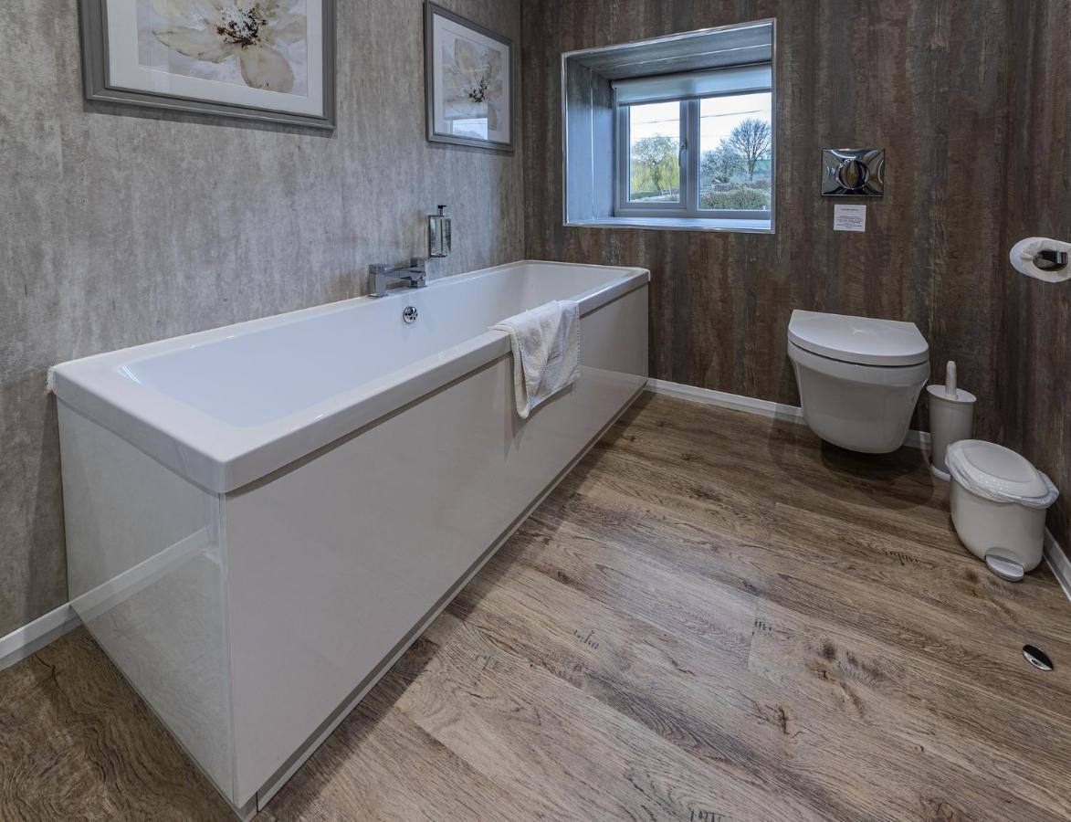 Crossways Hotel Wells Exterior foto Bathroom with a shower bath