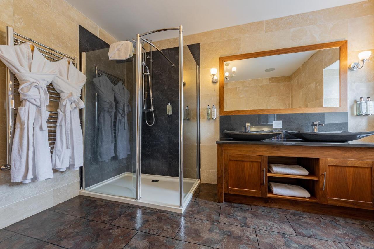 Crossways Hotel Wells Exterior foto A shower enclosure
