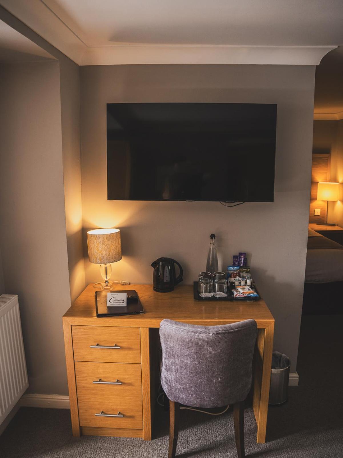 Crossways Hotel Wells Exterior foto A television in a hotel room
