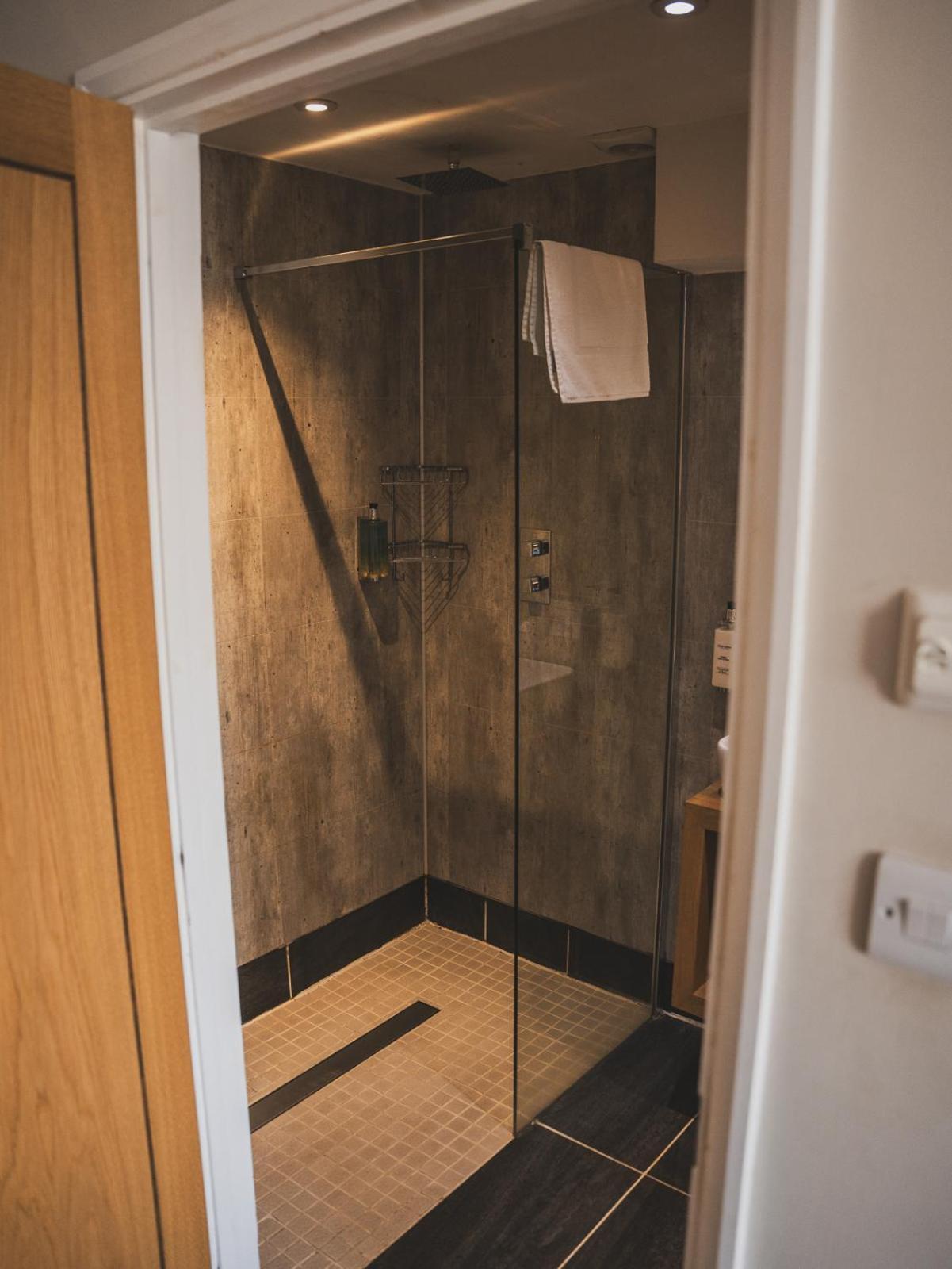 Crossways Hotel Wells Exterior foto A shower cubicle