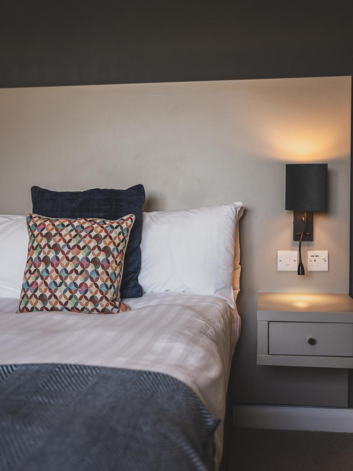 Crossways Hotel Wells Exterior foto A wall light