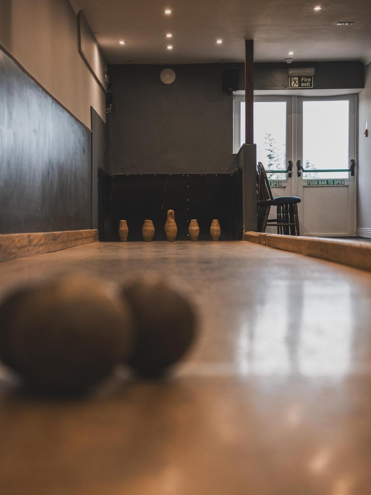 Crossways Hotel Wells Exterior foto A bowling alley