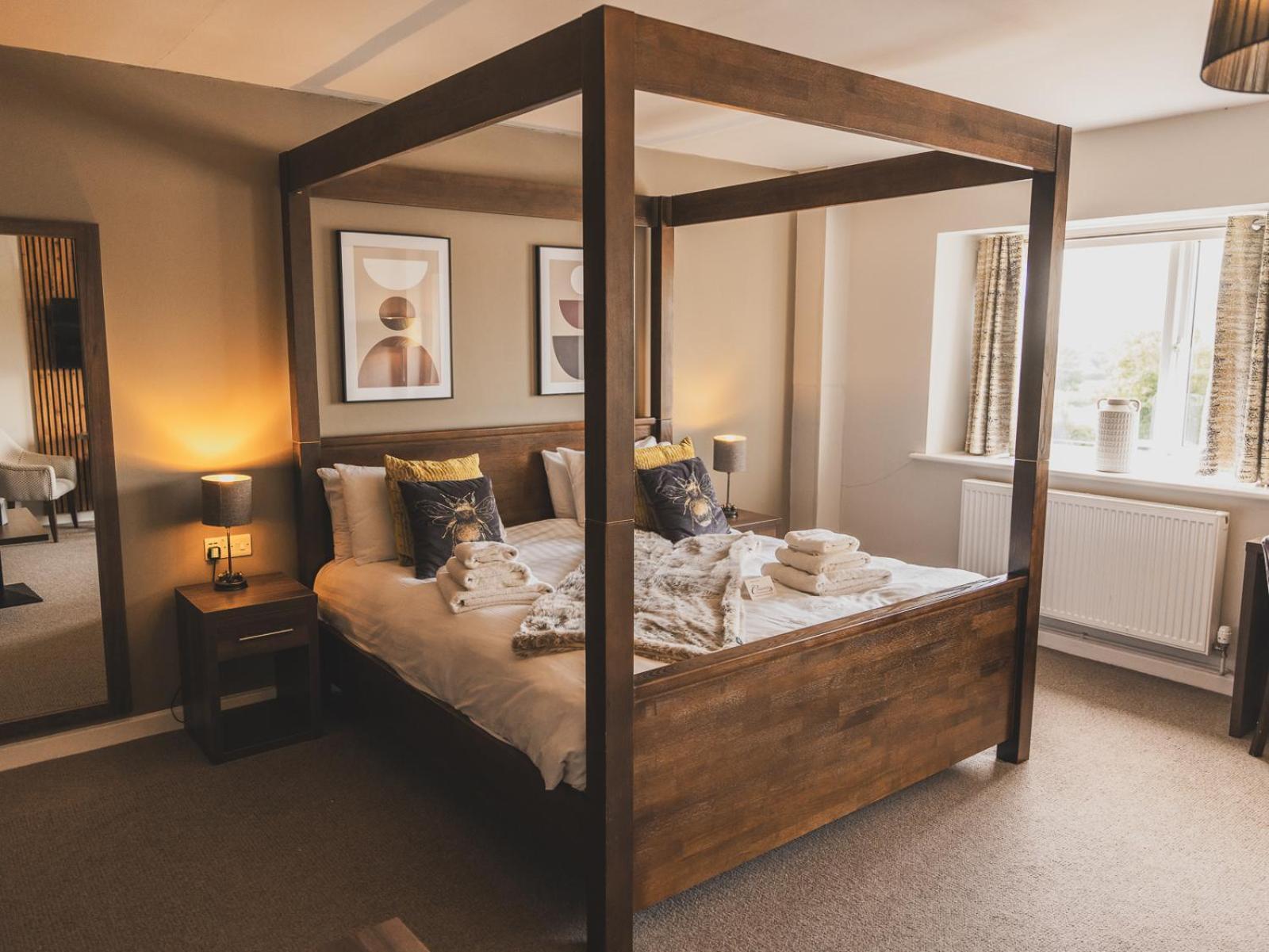 Crossways Hotel Wells Exterior foto A four-poster bed