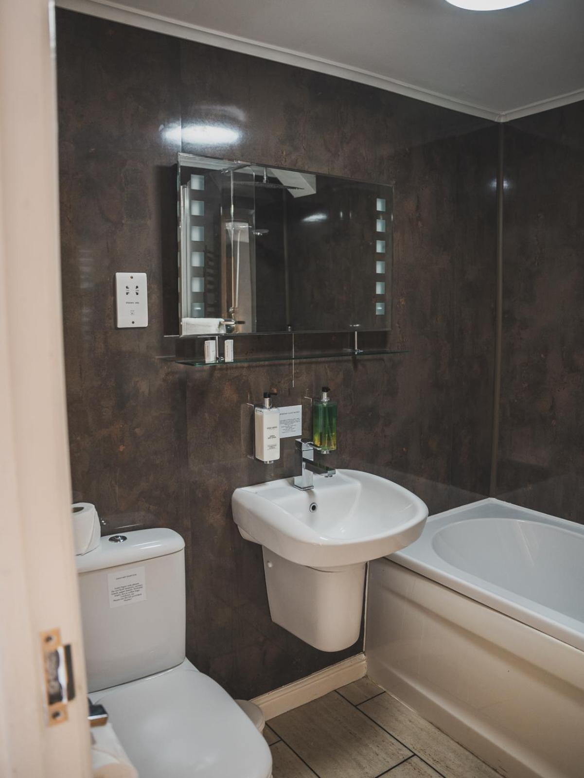 Crossways Hotel Wells Exterior foto Bathroom