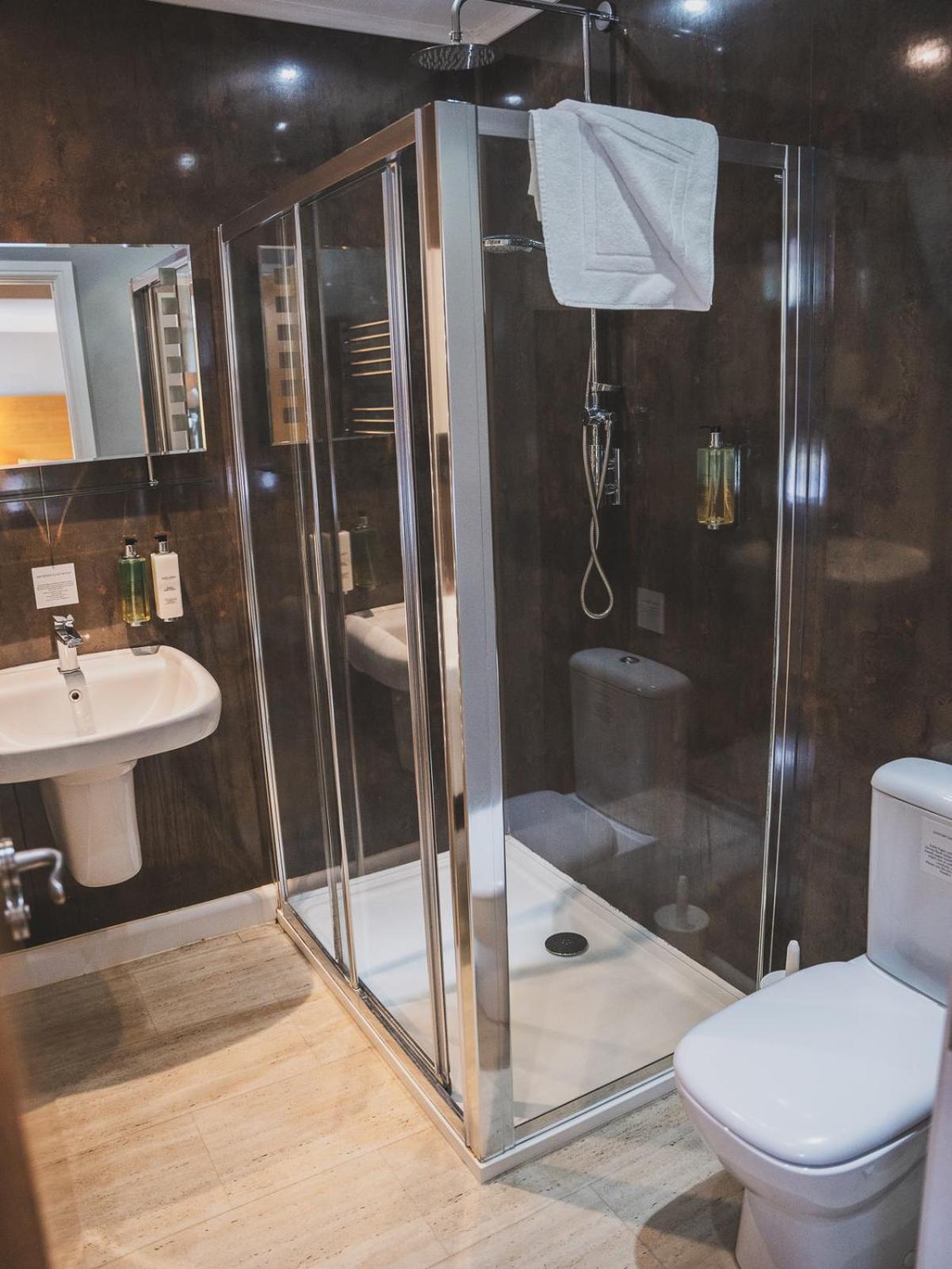 Crossways Hotel Wells Exterior foto A shower cubicle