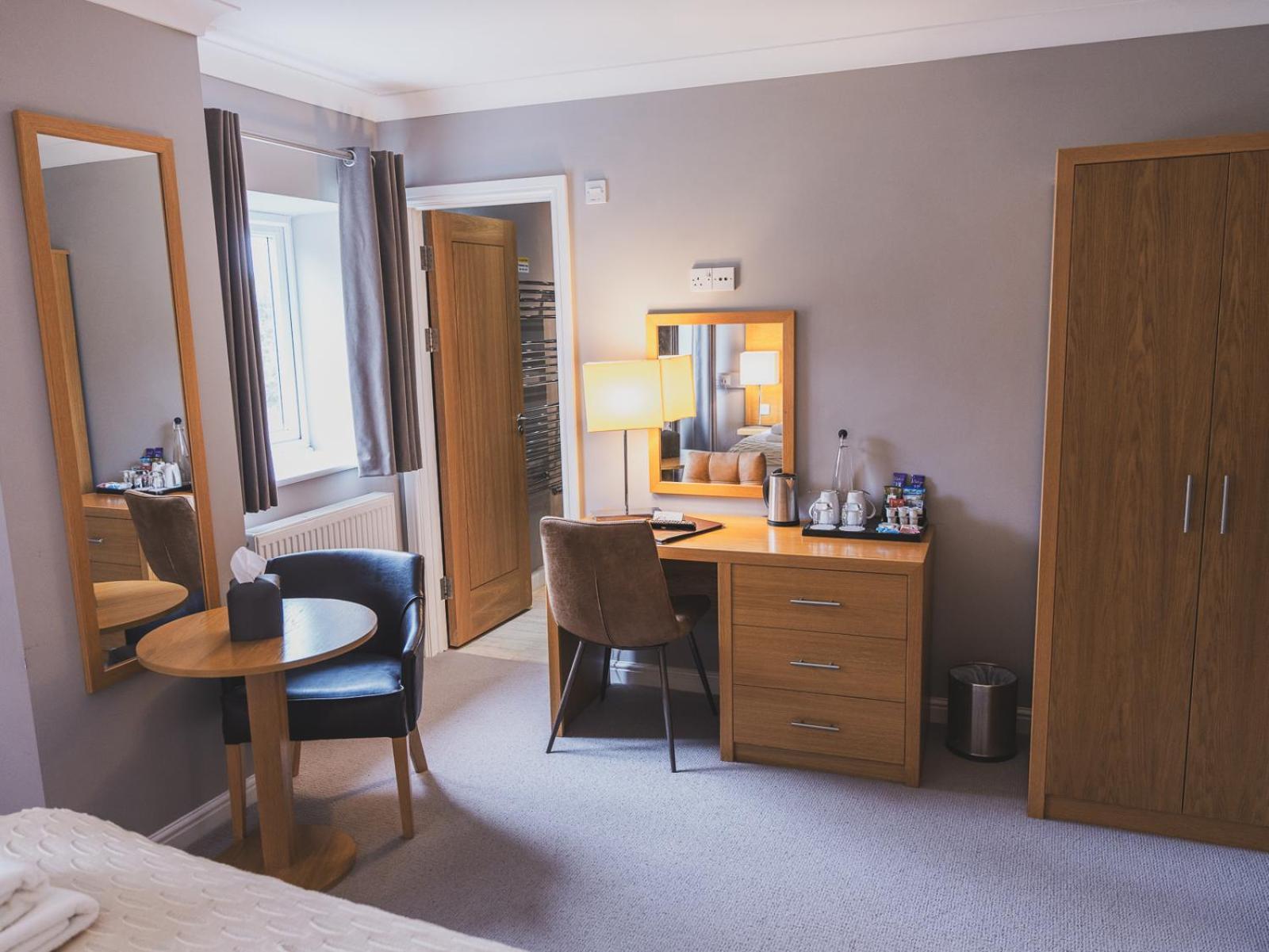 Crossways Hotel Wells Exterior foto A room at the hotel