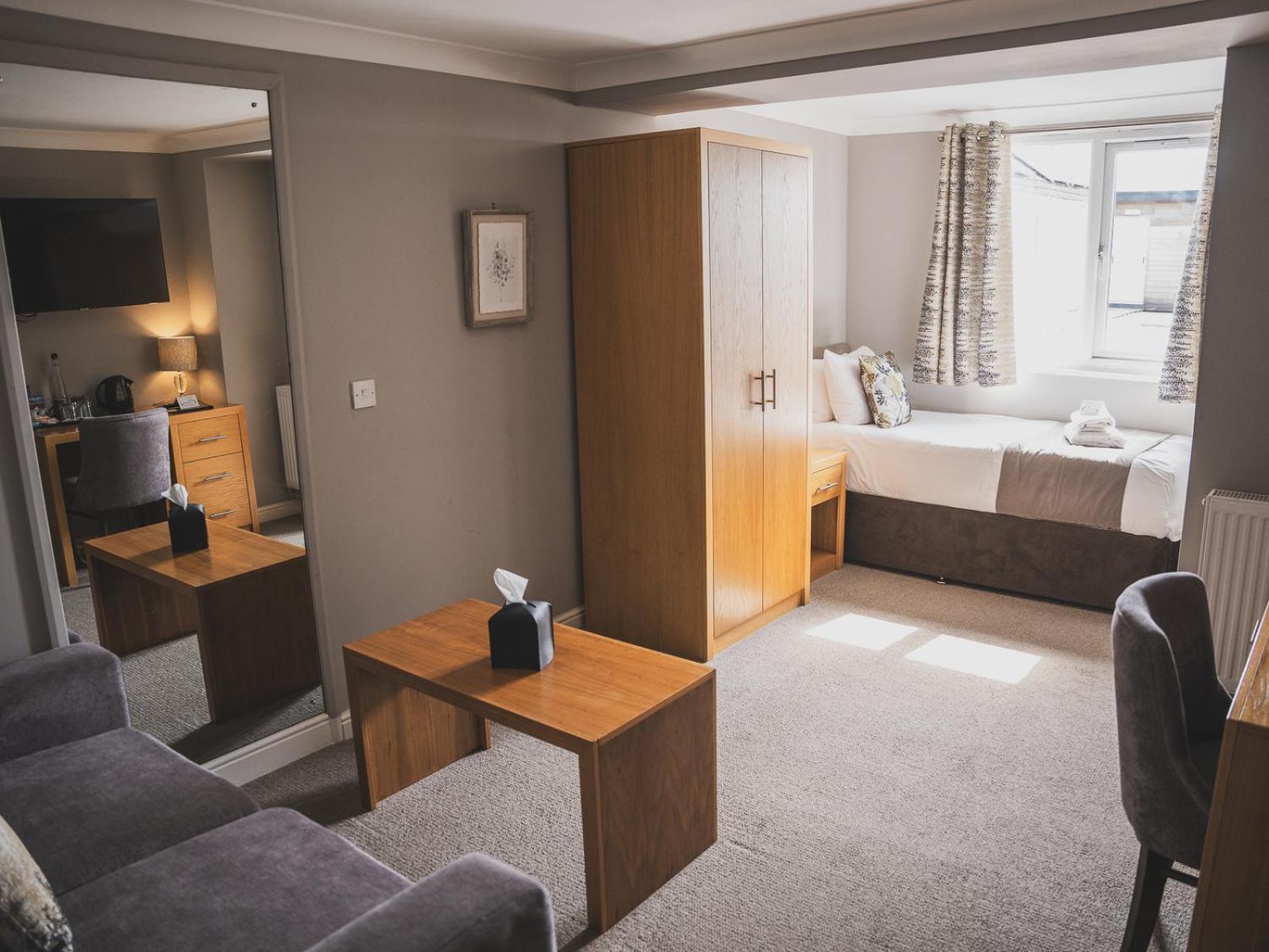 Crossways Hotel Wells Exterior foto A room at the hotel